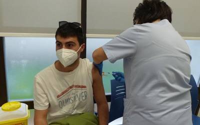 EAEko biztanleen %5,6k jaso ditu txertoaren bi dosiak