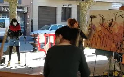 Euskaltegiak bultzatzeko pintura, txalaparta eta bertsoak