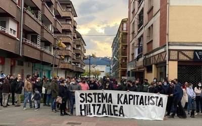 Abadiñoko enpresa batean gertatutako lan istripua salatzeko elkarretaratzea egin dute