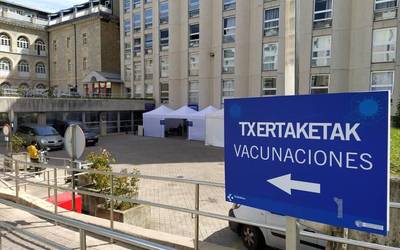 60 eta 69 urte bitarteko pertsonei jarriko zaie AstraZenecaren txertoa