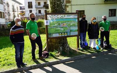 Nafarroako lehen discgolf zelai publikoa inauguratu dute Donezteben