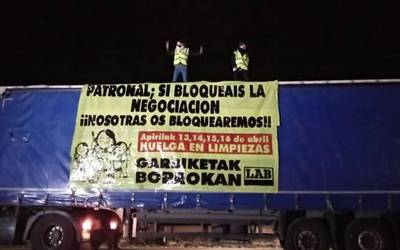 Garbiketetako bi langile ISNko kamioi batera igo dira, sektoreko hitzarmenaren "blokeoa" salatzeko