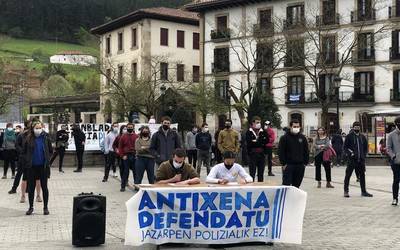 Antixena gaztetxea jasaten ari den "kriminalizazioa eta polizia jazarpena" salatu dute