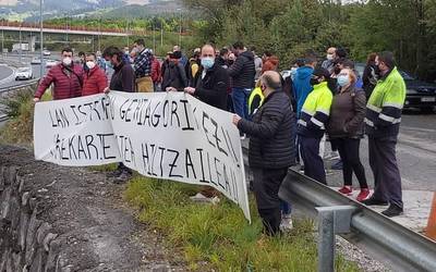 Abadiñoko lan istripua salatu dute Cosmos Bizkaia enpresaren atarian