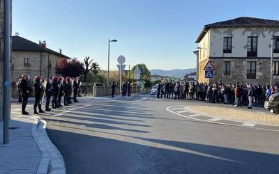Ertzaintzak pertsona bat atxilotu du Abadiñon, goizeko desalojoaren kontrako protestan