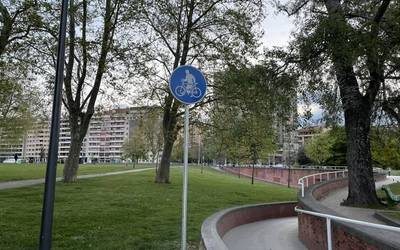 Legezkoa ez den bide-seinalea jarri du Iruñeko Udalak Foruen plazan