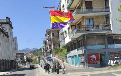 Espainiako II. Errepublikaren aldarrikapenaren 90. urteurrena gogoan izan dute Arrasaten