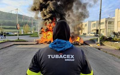 Tubacexeko grebaren 63. eguna suzko barrikada batekin hasi da