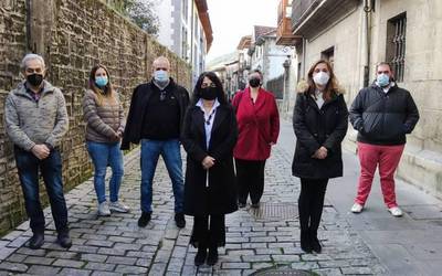 Premiazko osoko bilkura eskatu dute, alkateak Sevillara egindako bidaiaren inguruko azalpenak eman ditzan