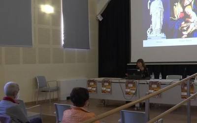 Emakumeek jasandako adoktrinamenduaz berbetan hasi dute Zuztarrak Errotuzen hitzaldi zikloa