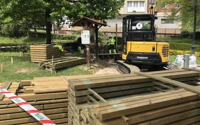 Plaza ondoko zubi berria ipintzen hasi dira Mañarian