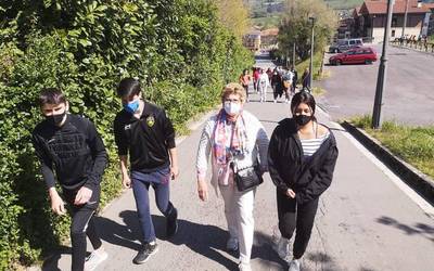 Elorrioko gazte eta adinekoek euren bizipenak partekatzen dituzte belaunaldien arteko programari eskerrak