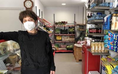 Deneriko produktuak saltzen dituen Idoia herriko denda zabaldu dute Mallabian, mota horretako komertzio bakarra herrian