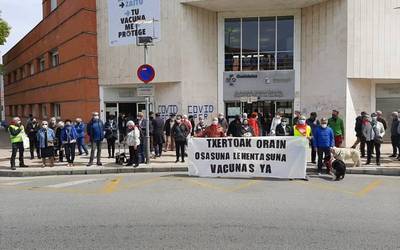 Pentsiodunek irtenbide bat eskatu dute 65 eta 79 urte bitarteko herritarren txertaketarentzat