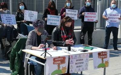 Salburua Institutuko obren atzerapena salatu dute Errekabarriko familiek