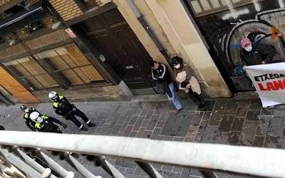 Bost pertsona etxegabetu dituzte Zapatari kalean