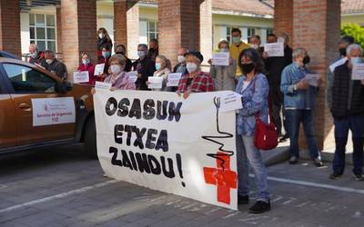 Lesakako Osasun Zentroaren aitzinean elkartu dira bertze behin
