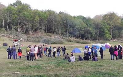 Esku bete lan izan dute Aroztegiko kanpaldiko bosgarren egunean