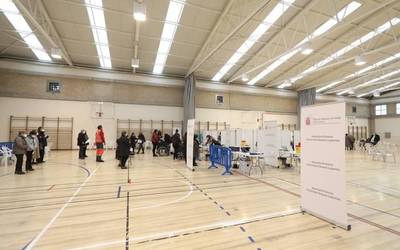 16 urtetik gorako lautik batek jaso du txertoa