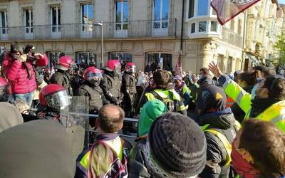 Eusko Legebiltzarrera eraman dute protesta Tubacexeko grebalariek, Ertzaintzaren oldarraldien artean