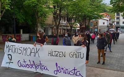 Miarritzen jazo den hilketa matxista salatu zuten atzo Zumaian