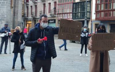 Arrasateko ostalariek manifestazioa deitu dute zapaturako