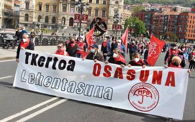 Bizkaiko pentsiodunek mobilizazioa egin dute txertaketaren planifikazio hobe baten alde
