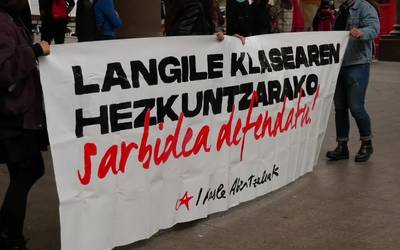 Ikasle Abertzaleek elkarretaratze bat burutu dute Ordizako plazan, hezkuntza publikoak bizi duen egoera salatzeko