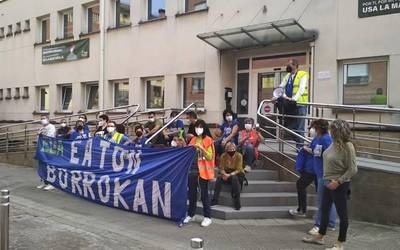 Eatoneko langileek manifestazioa egingo dute arratsaldean Derion
