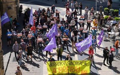 LABek "borroka sindikal feminista" defendatu du Durangon eta Zornotzan egindako kontzentrazioetan