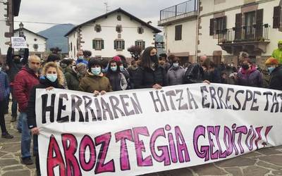 Baztango alkateak eta herrietako bertze zortzi alkatek bat egin dute Lekarozko Herriarekin