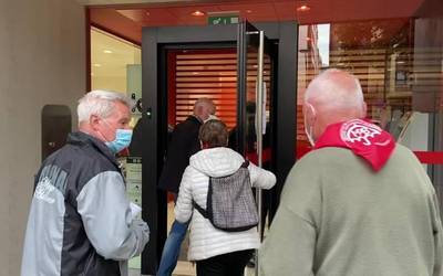 [BIDEOA] Protestak banketxeetan, sukurtsalen itxierak eta "gehiegizko komisioak" salatzeko