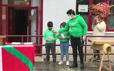 Harrera beroa egin diote Kutxa Birari Kurtzebarri eskolan