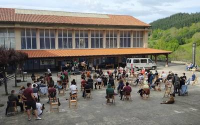 Makila Kortara igo eta jaitsi ostean, musika saio ederrak