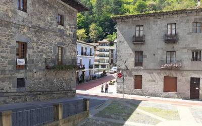 Berriro ere gora