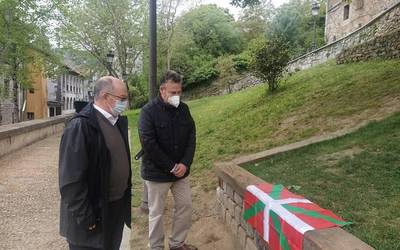 Plaka jarri du udalak Gernikako arbolaren kimuaren parean, Gernikako bonbardaketaren 84. urteurrenean