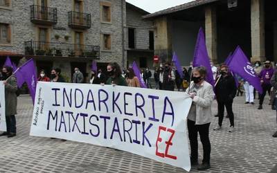 “Erasorik ez, erantzunik gabe” lelopean, Aiztondoko  Mugimendu Feministak deituta, elkarretaratzea egin zuten Zizurkilen