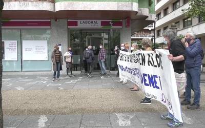Tolosaldeko pentsiodunen mugimenduko kideek Tolosako banketxeak bisitatu dituzte
