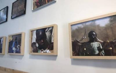 Afrikako koloreak erakusten dituen argazki bilduma