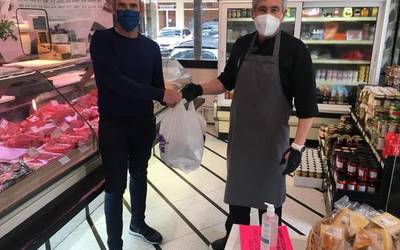 Xabier Arronak jaso du Juanjo Larrañaga harategiak emandako saria