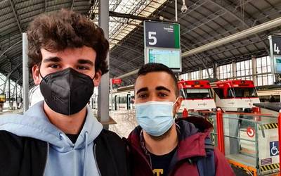 Aldirietako tren zerbitzua hobetzeko ikerketa abiatu dute EHUko bi ikaslek