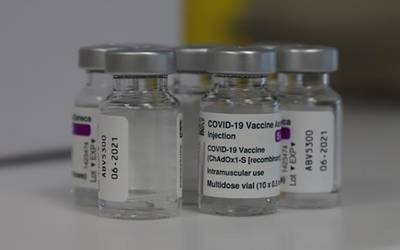 AstraZenecaren bigarren dosiaren inguruko erabakia atzeratu da