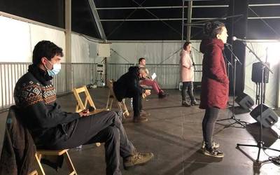 [ARGAZKI GALERIA] Bertso saioak Traña-Matienako auzotarren arratsaldea berotu du