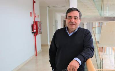 Agustin Azkarateri eman diote Eusko Ikaskuntza-Laboral Kutxa saria