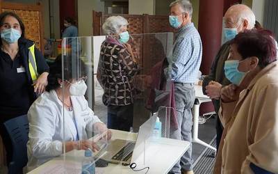 Eskualdean ere heldu den astean hasiko dira 66-69 urte bitarteko batzuk txertatzen