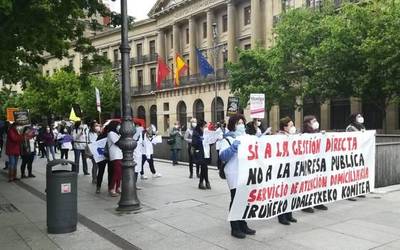 Iruñeko Udaleko etxez etxeko arreta zerbitzuko langileak greban dira