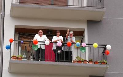 Aurtengoan ere balkoiak apainduz ospatu dituzte Ihurreko jaiak