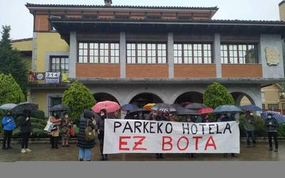 Herritar talde bat antolatzen hasi da parkeko hotela ez botatzea eskatzeko