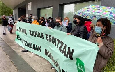 Zornotzako Azkuna egoitzatik garbitzaile bi kaleratu dituztela salatu dute