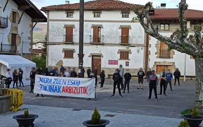 Gazte Asanbladak "polizia presentzia itogarria" salatu du